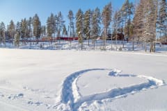 Sydän lumihangessa.