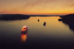 Aino-laiva iltaristeilyllä. Aino ship on an evening cruise.