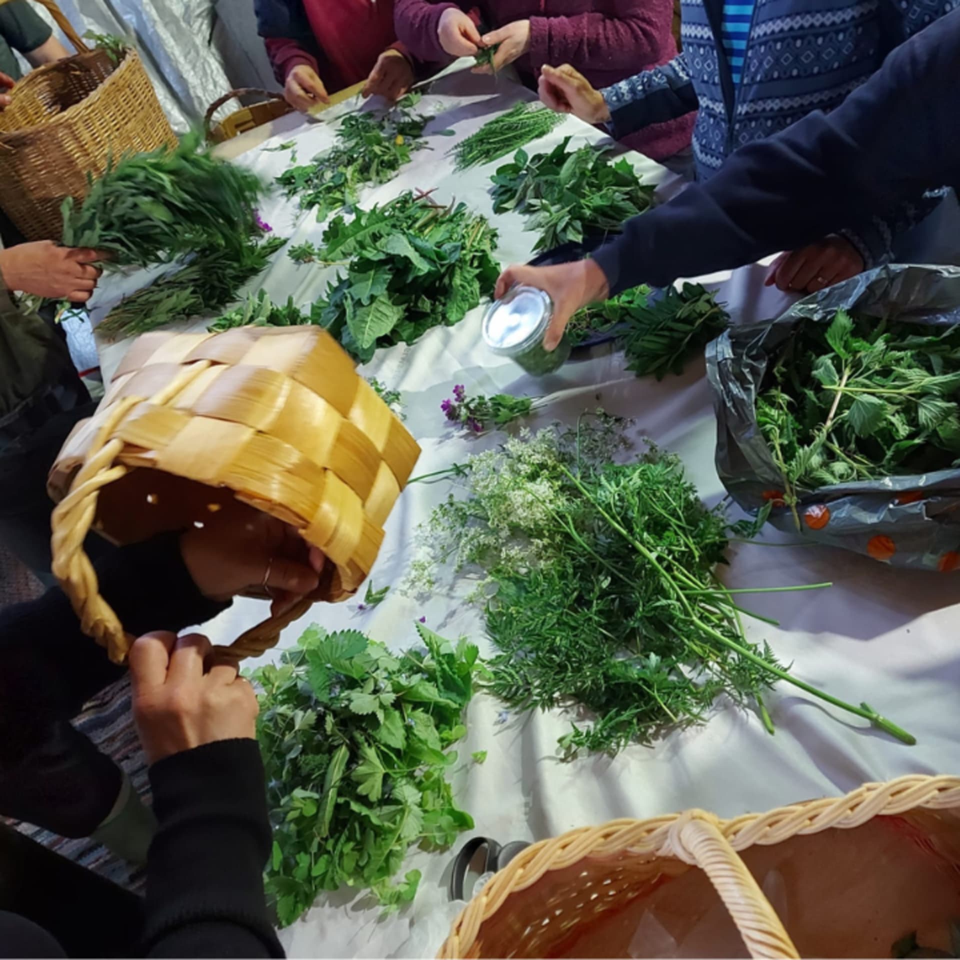 Valmistamme herkkuja luonnon raaka-aineista