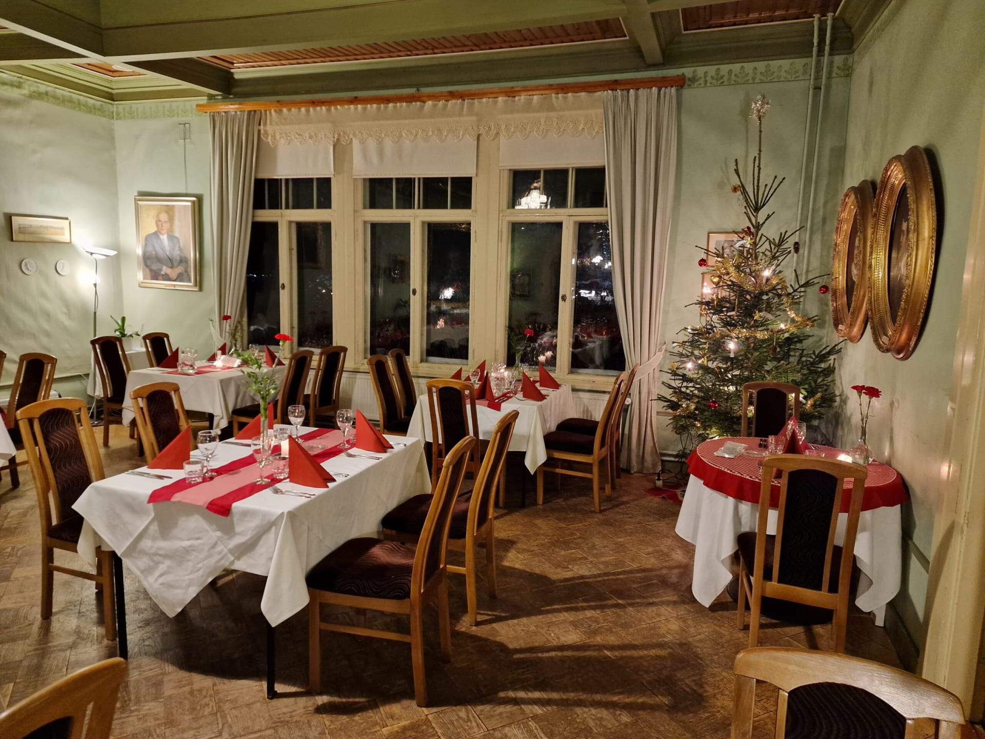 Koivumäen Kartanon kauniit jouluiset salit.