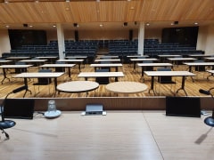 Kokkolasali edestä puheenjohtajiston pöydältä