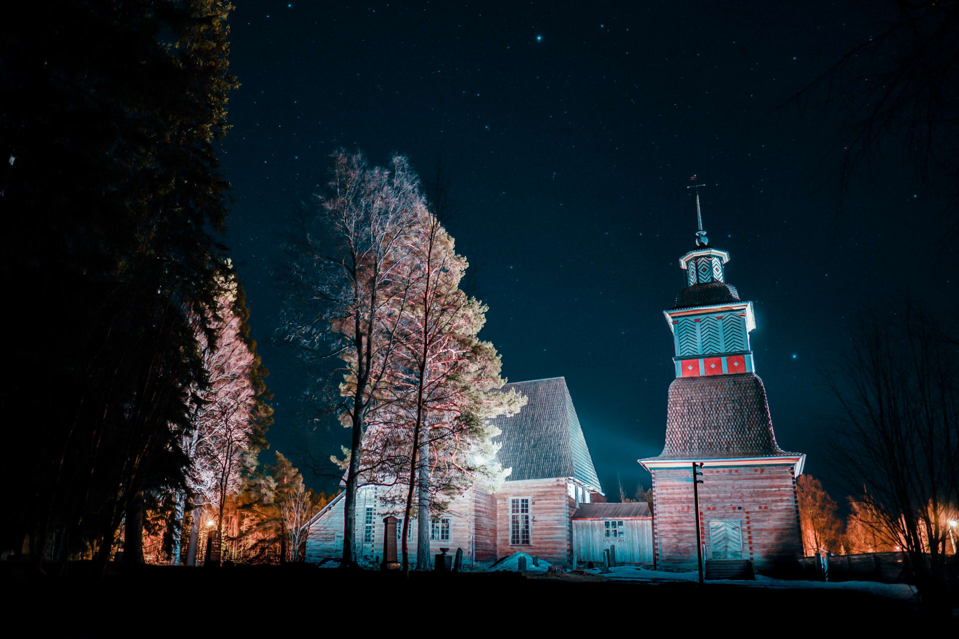 Petäjäveden vanha kirkko valaistuna yöllä