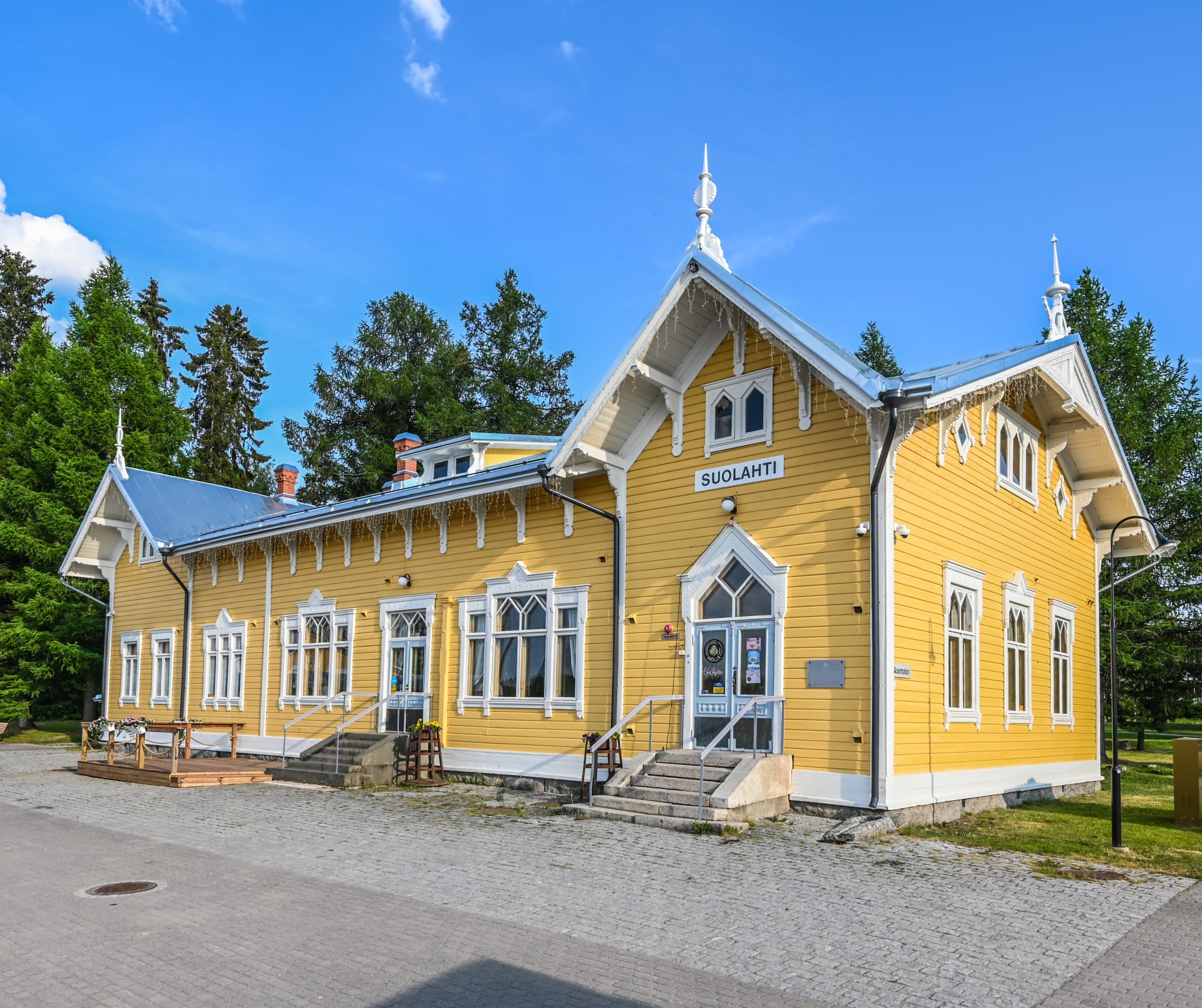 Old yellow Suolahti railway station building 