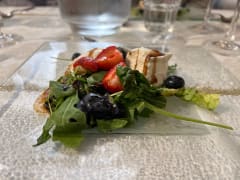 berries and mozzarella salad