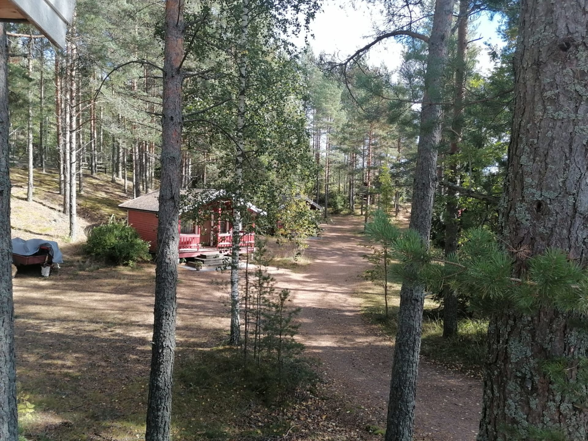 Mökit sijaitsevat omassa rauhassa.