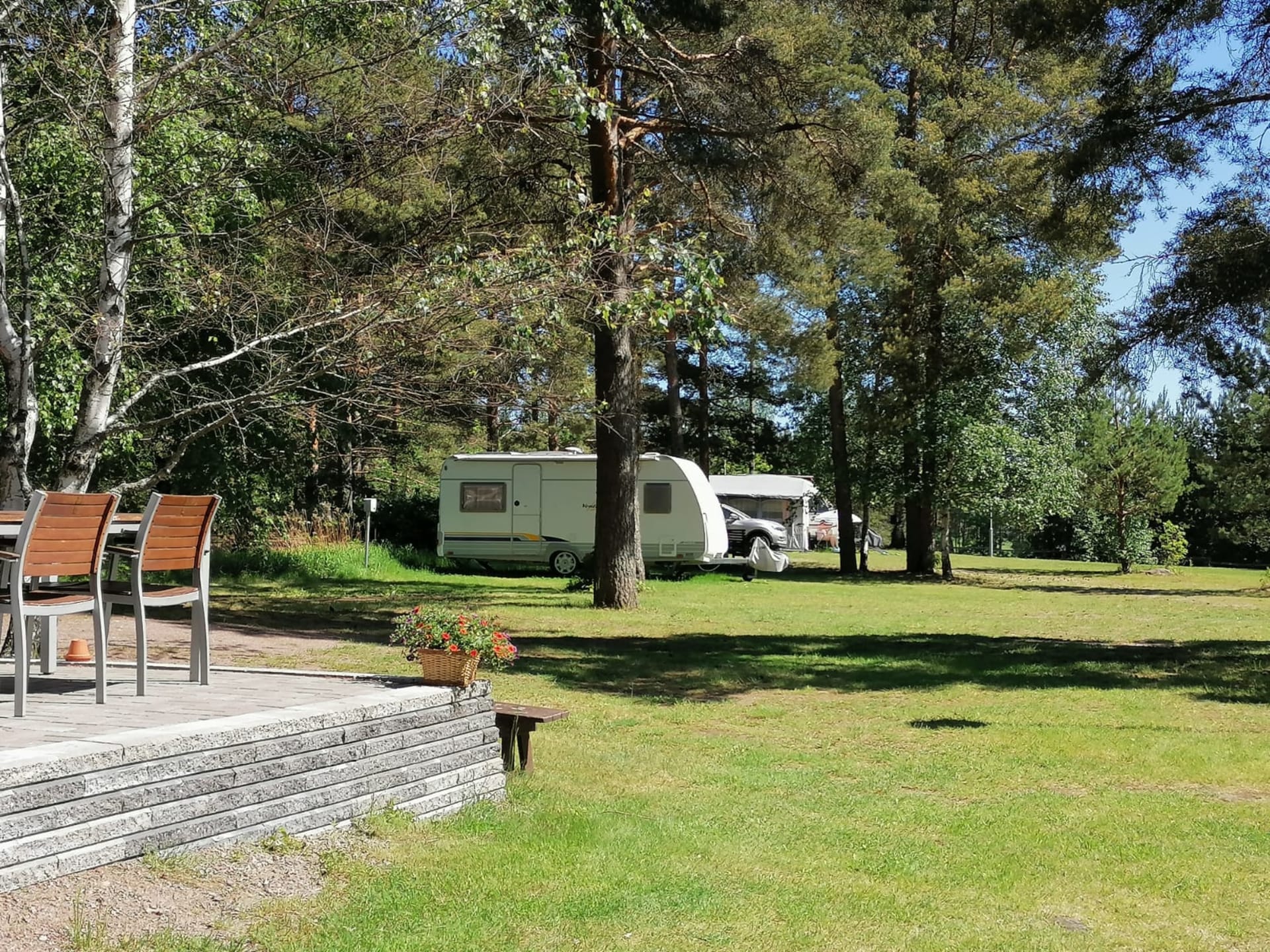 Leirintäalueella on tilaa vaikka perheen pihapeleille.
