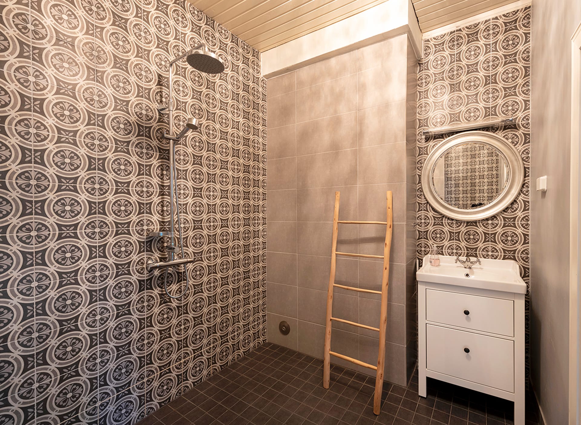 Spacious bathroom. 