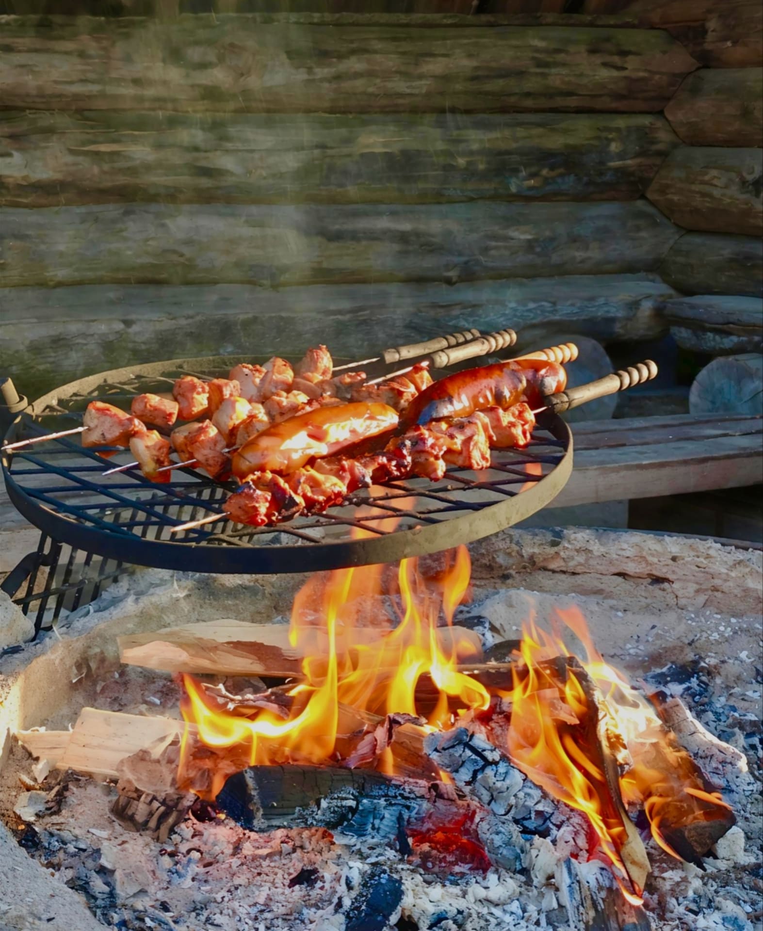Matkaparkin laavun nuotiolla paistuvat makkarat ja muut grilliherkut. Matkaparkin laavun nuotiolla paistuvat makkarat ja muut grilliherkut.