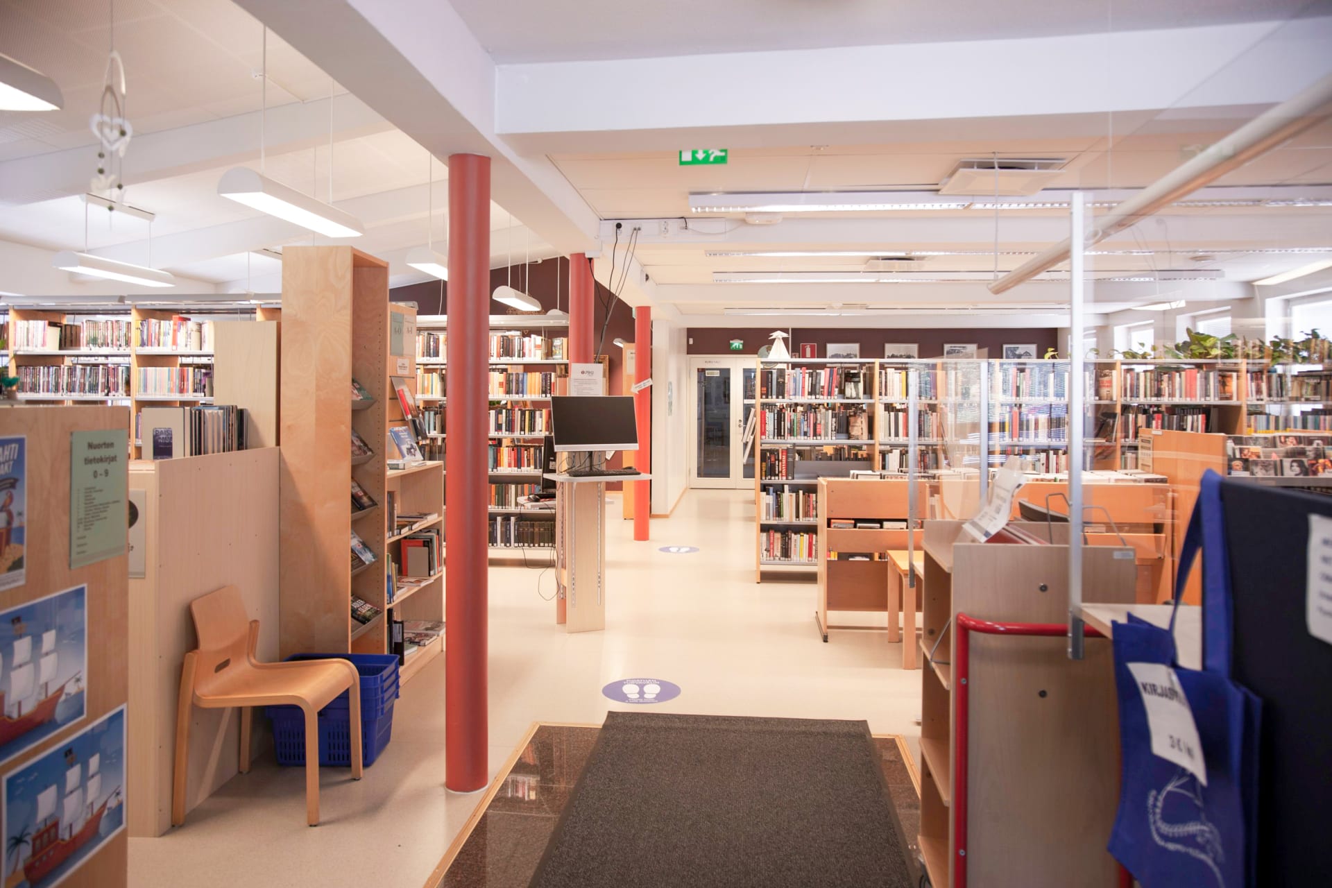 kirjasto sisältä: kirjahyllyjä ja tuoleja