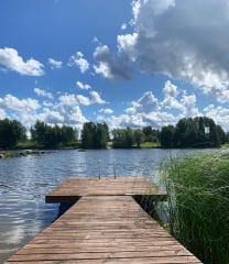 Laituri joen rannalla