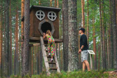 Lapsi kurkistaa Pihkan majaan