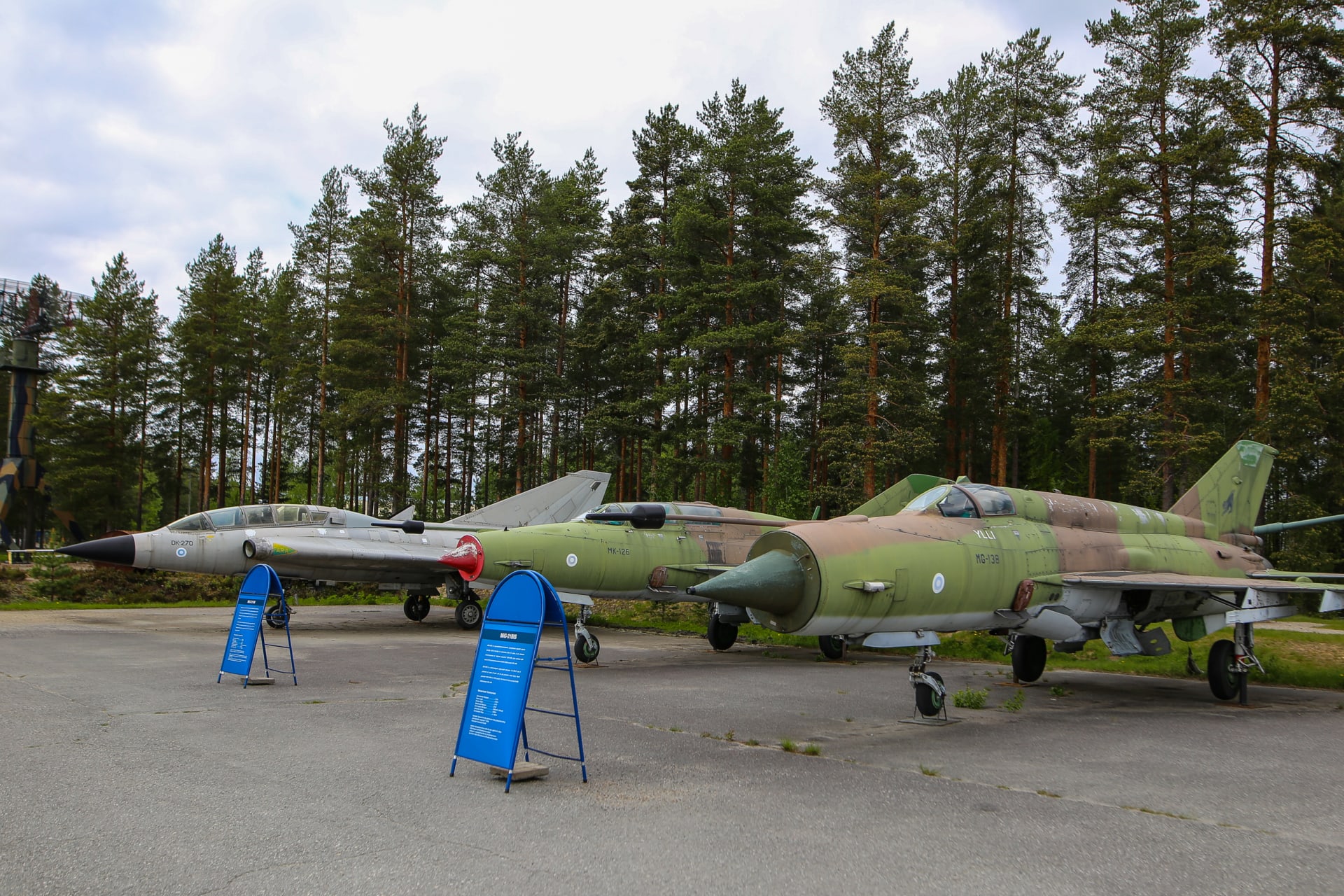 Piha-alueen lentokoneita: Draken, MiG.