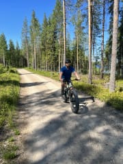 Yhdistelmäretki: Veneilyä & Sähköpyöräilyä Apukassa, Rovaniemellä