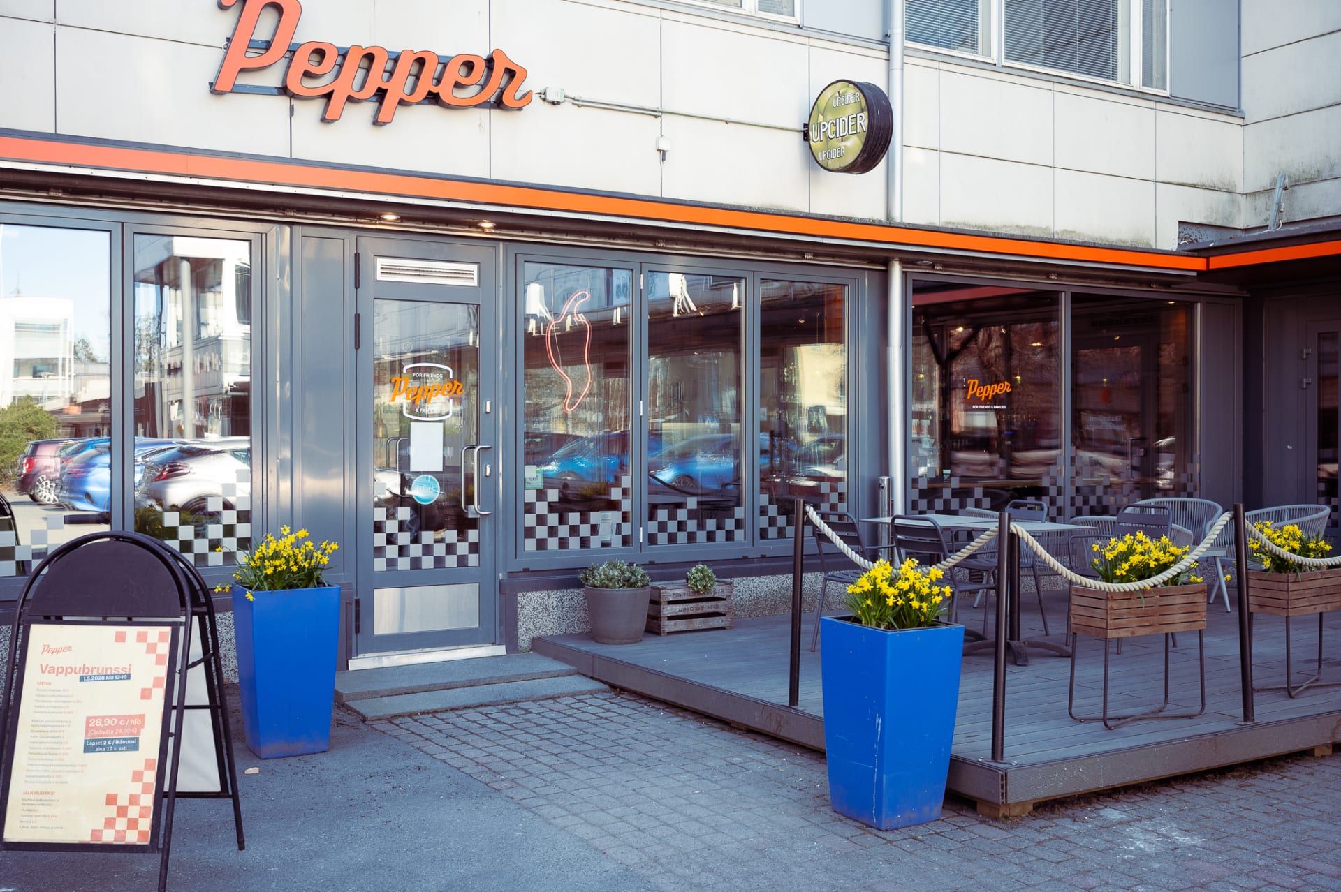 Pepper Kangasalan ulko-ovi, keväisiä istutuksia suurissa ruukuissa.
