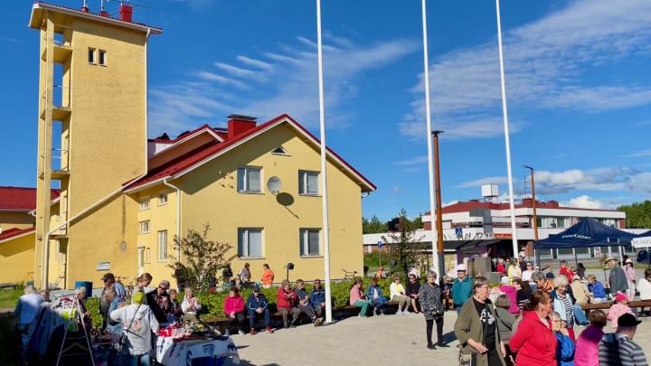 Ihmisiä Pyhäjoen tiistaitorilla.