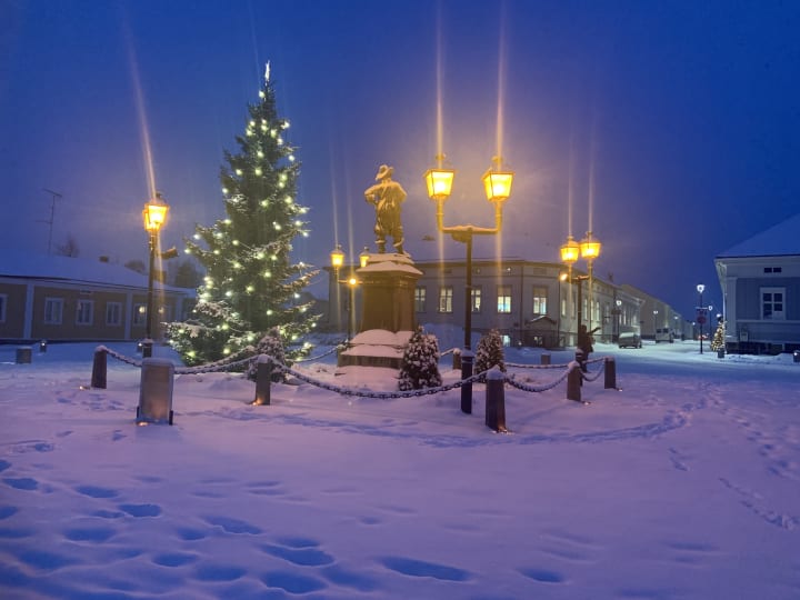 Kuvassa talvinen Pekka-patsas