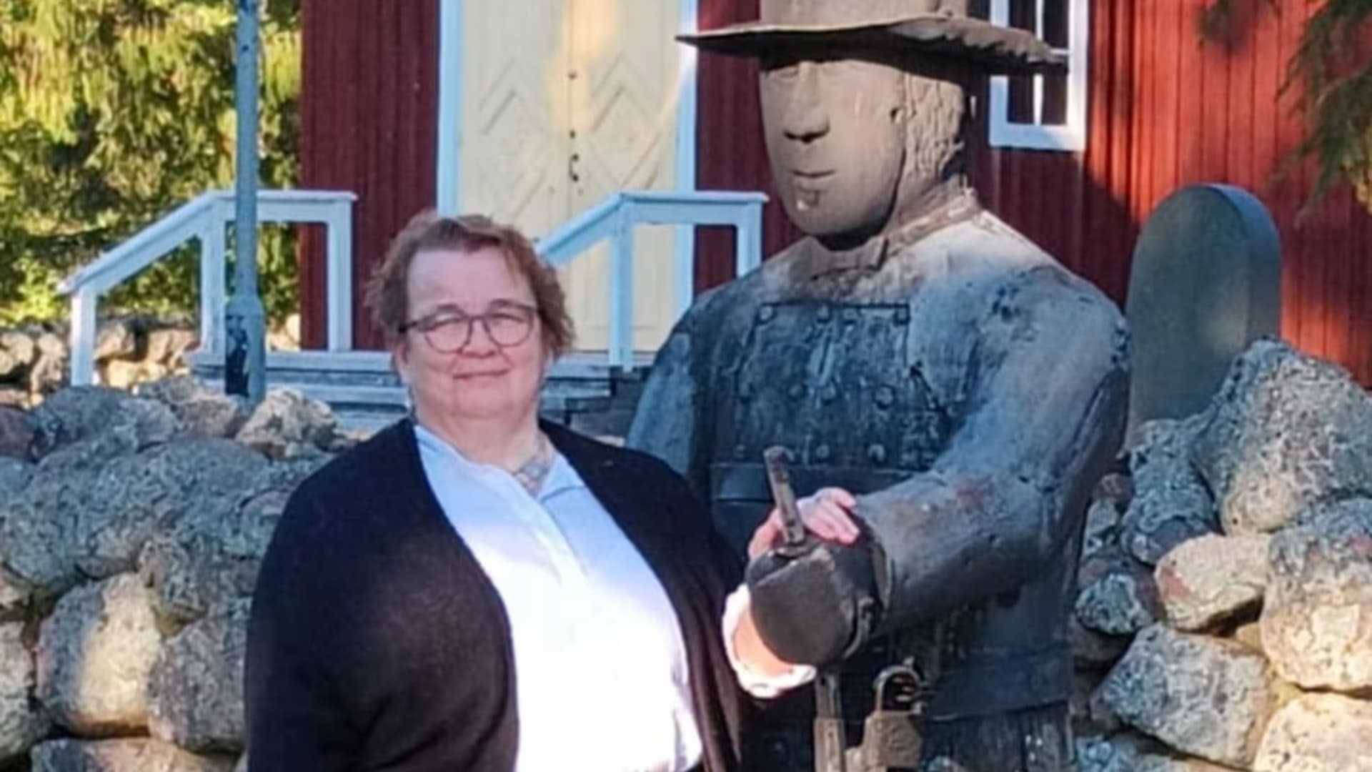 Briitta Honka-Tuuri ja kirkon ukko Briitta Honka-Tuuri ja kirkon ukko