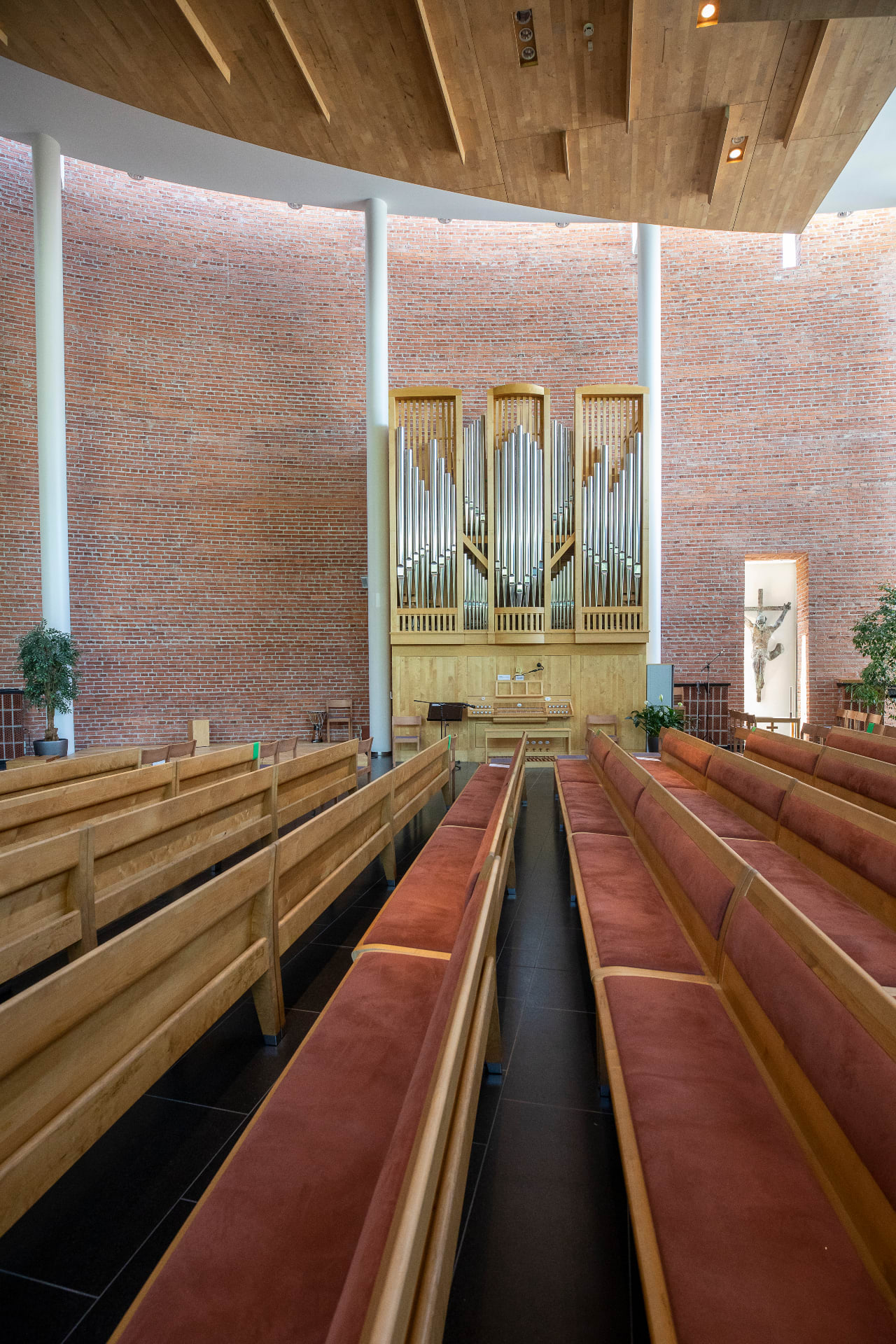 Aitolahti church organ and seats