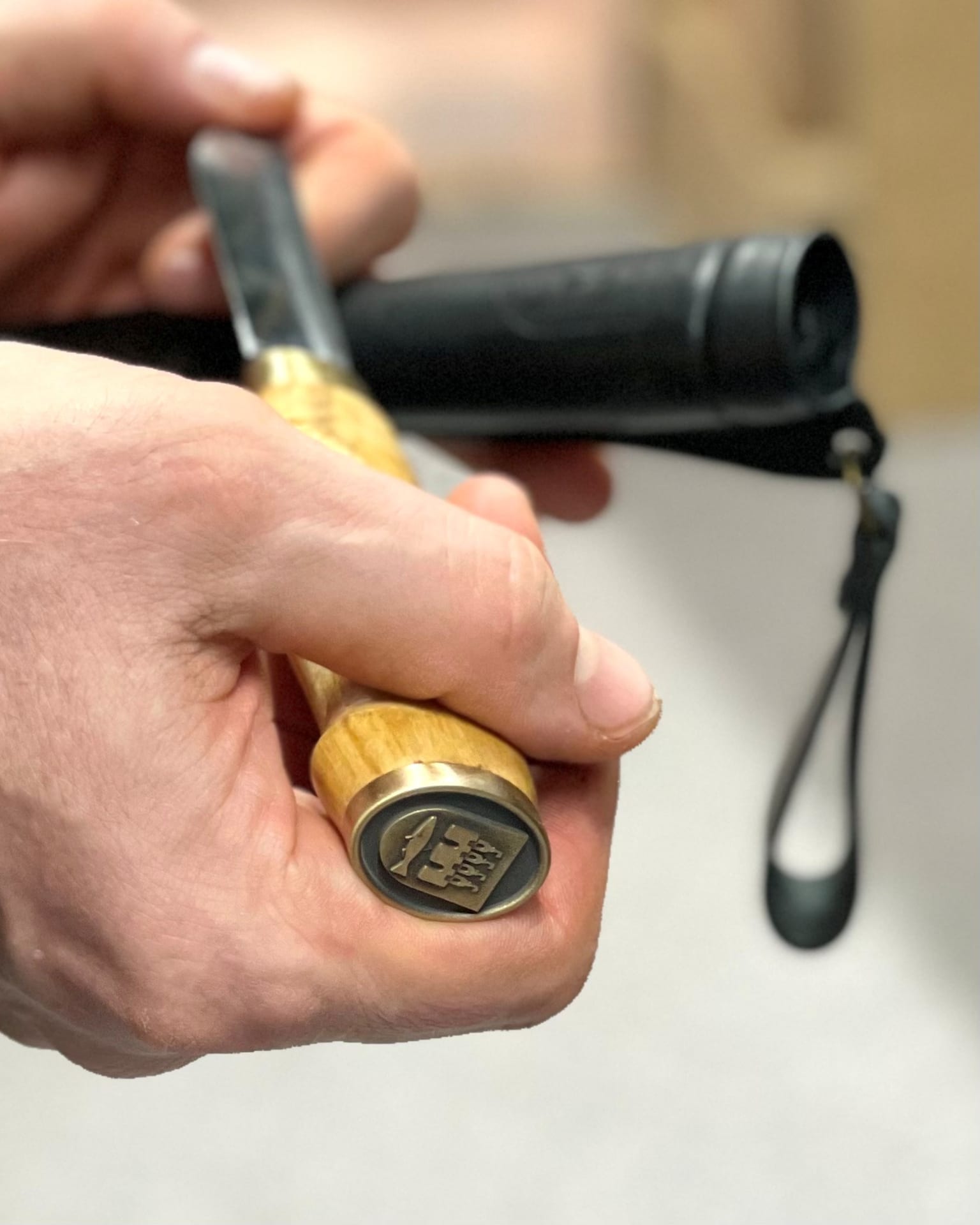 Close-up photo of Uula knife with Oulu coat-of-arms.