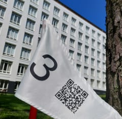 10 flags with QR-codes