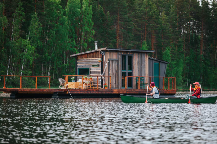 Kelluva lauttamajoitus Saimaalla. Floating raft accommodation in Lake Saimaa.