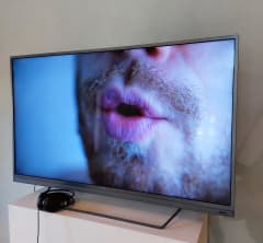 Mika Kiviemen Rajapinta-näyttelyn teos esillä näyttelytilassa maaliskuussa 2024.