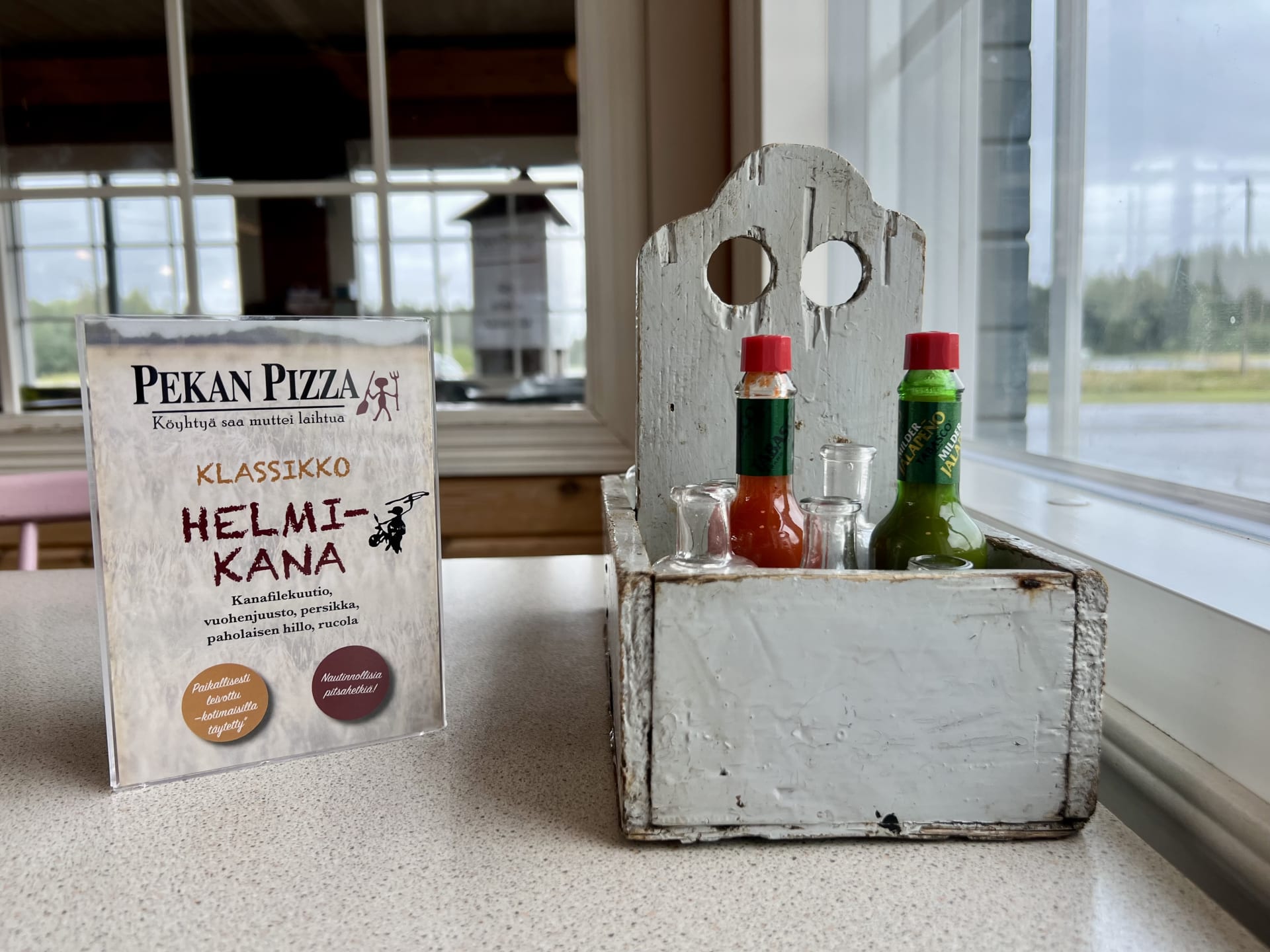 Pekan Pizzassa on istumapaikkoja 90 henkilölle ja lisäksi kaksi terassia.