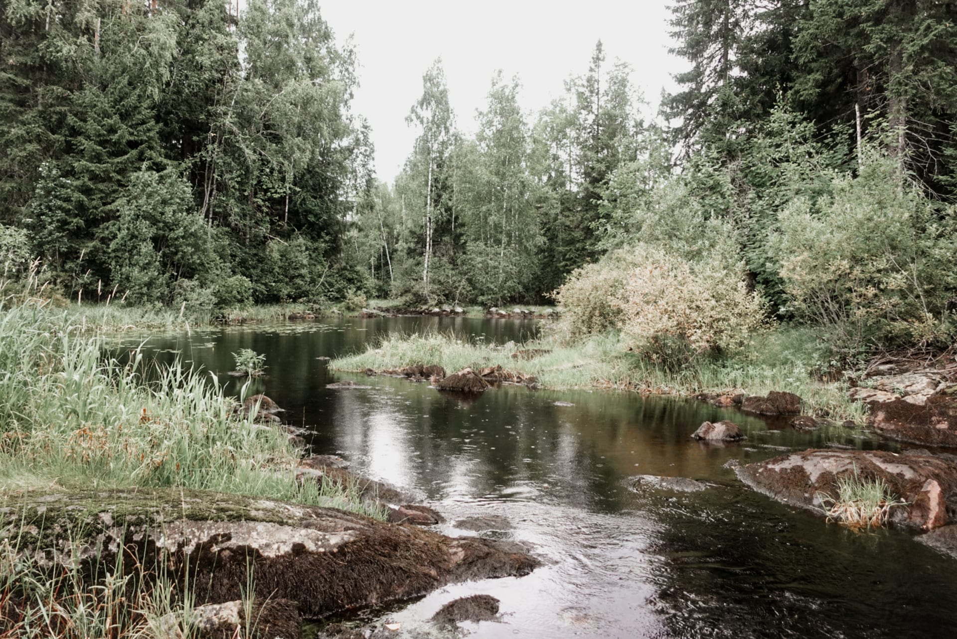 Virtaava joki Kuttuniskan lenkilläl Kurussa Ylöjärvellä.