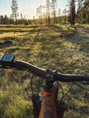 Sähköpyöräretki keskiyön auringossa