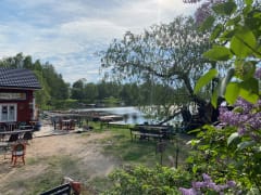 Kahvila Sahan pihamiljöö sijoittuu ihan meren rantaan suojaisaan poukamaan.