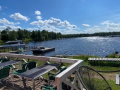 Kahvilan terassilta avautuvat kauniit näkymät suojaisaaan poukamaan.