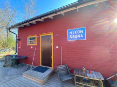 Mikon Sauna on vain muutaman askeleen päässä vilvoittavasta merivedestä.