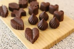 Itse tehtyä raakasuklaata.