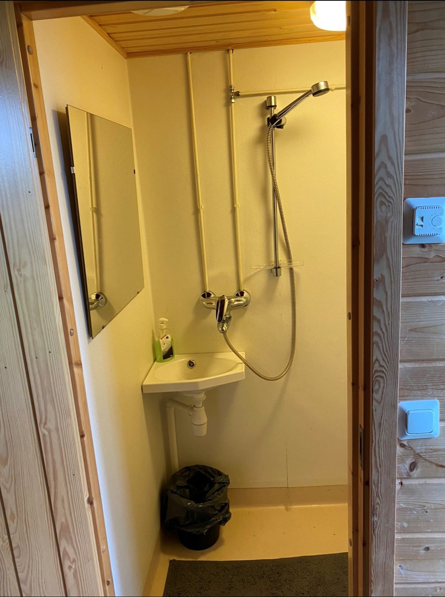 Osassa majoitushuoneista on myös wc, suihku.