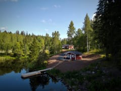 Rantasauna ja laituri Kytäjärveltä päin kuvattuna. Takana Villa Jerusalemin päärakennus.