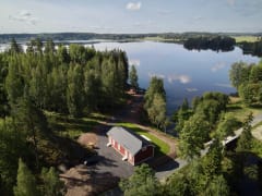 Villa Jerusalem (edessä) ja majoitusvuokraan sisältyvä, yksityinen rantasauna Kytäjärven edustalla.