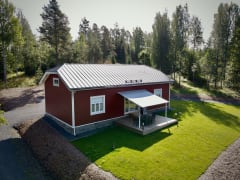 Villa Jerusalemin päärakennus kuvattuna kesällä.