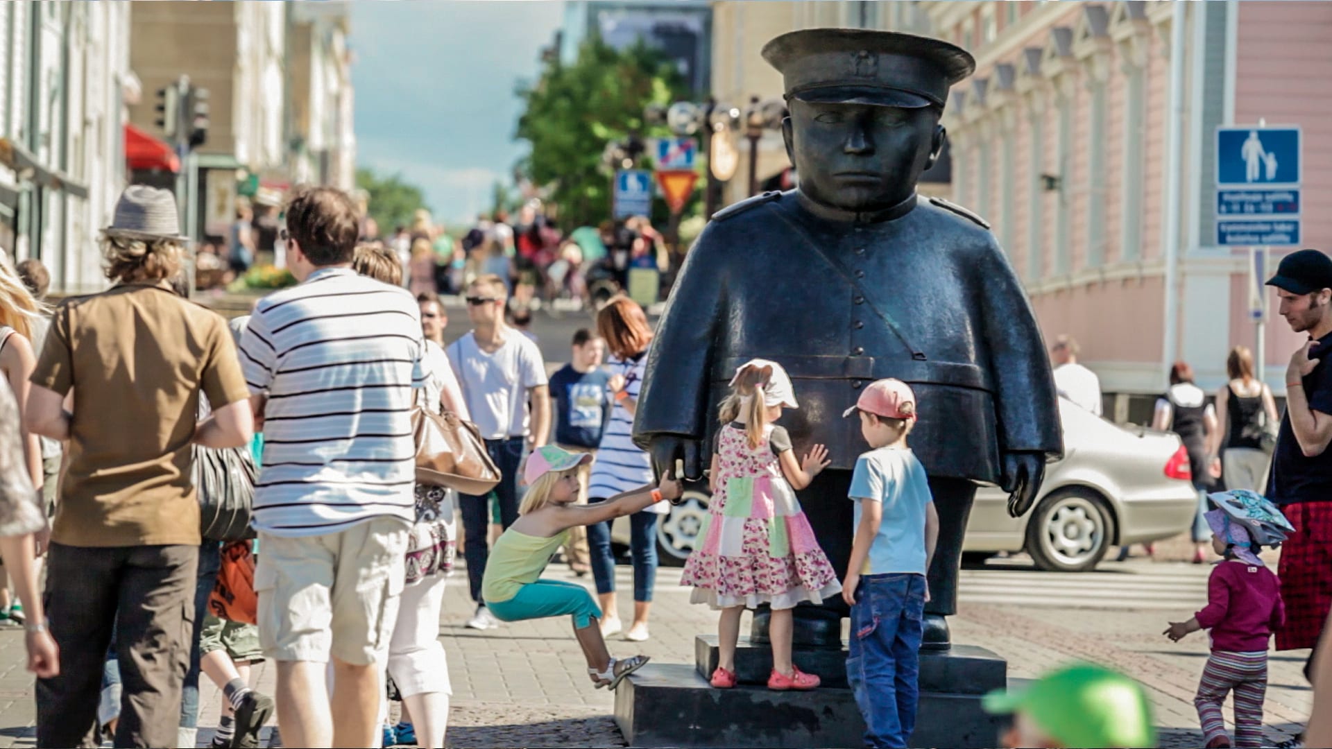 Oulu market square policeman.