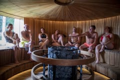 Ryhmä saunojia Serlachius Taidesaunan pyöreässä löylyhuoneessa.