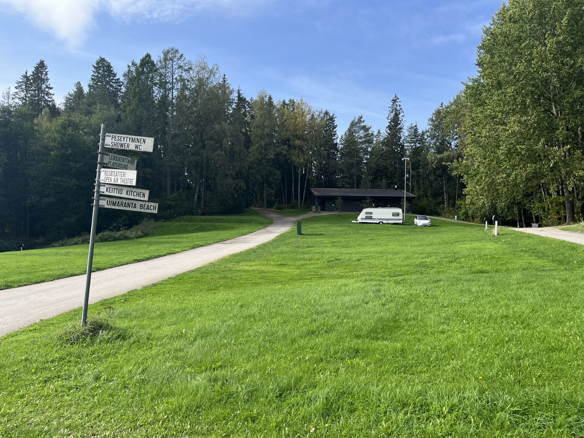 Leirintäalueen nurmikenttä