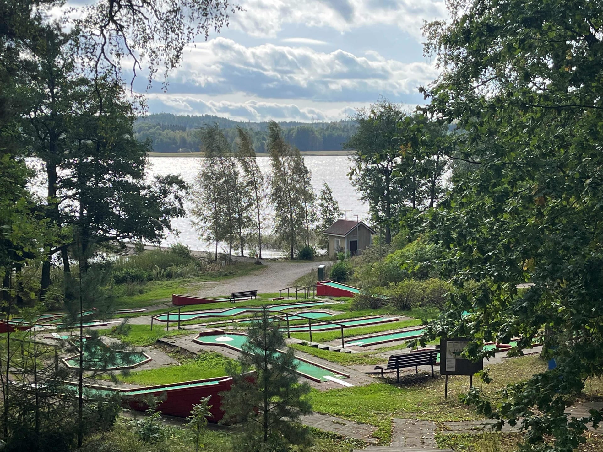 Vuohensaaren minigolfrata ja merimaisema
