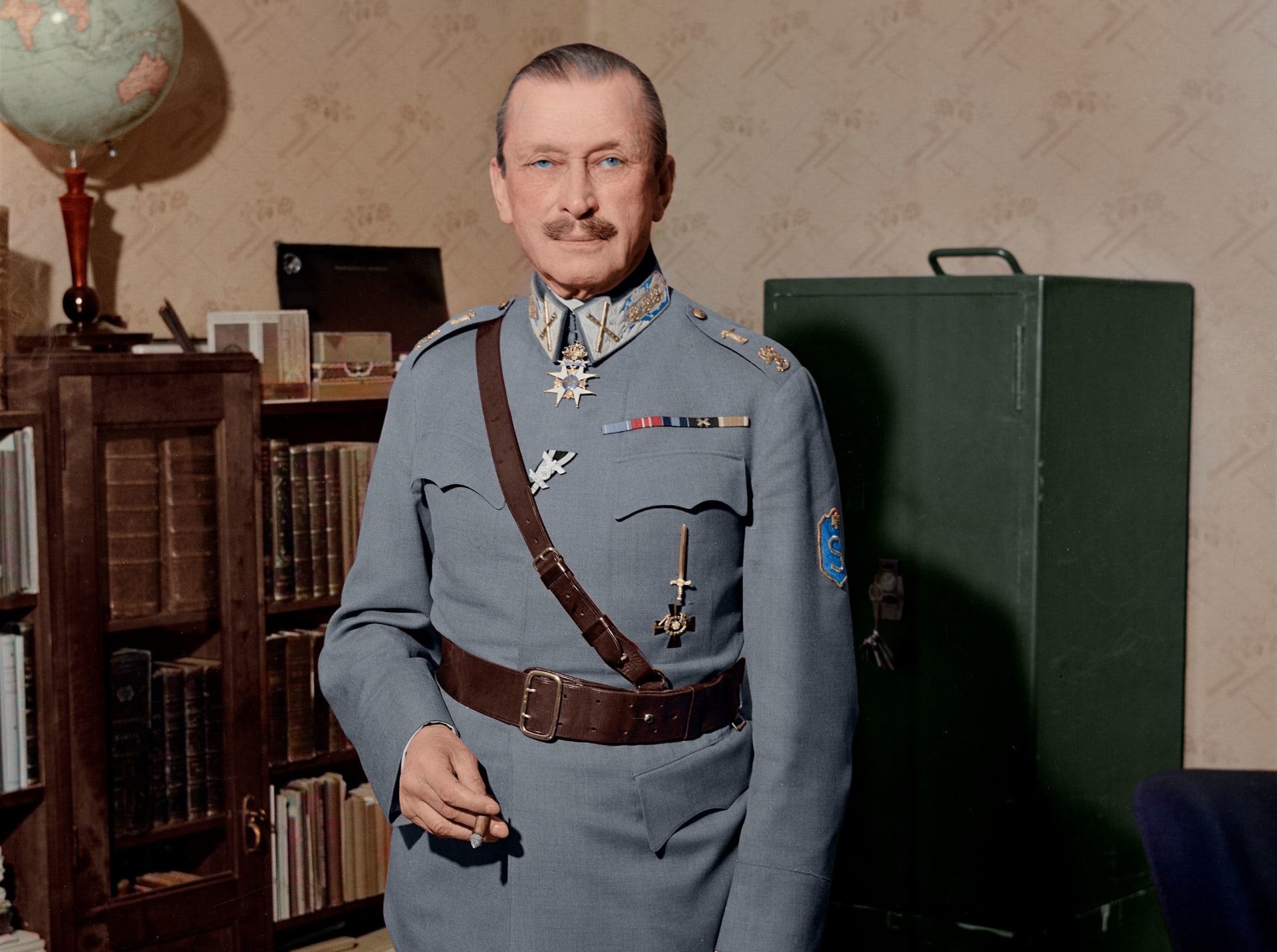 Mannerheim työhuoneessaan. 