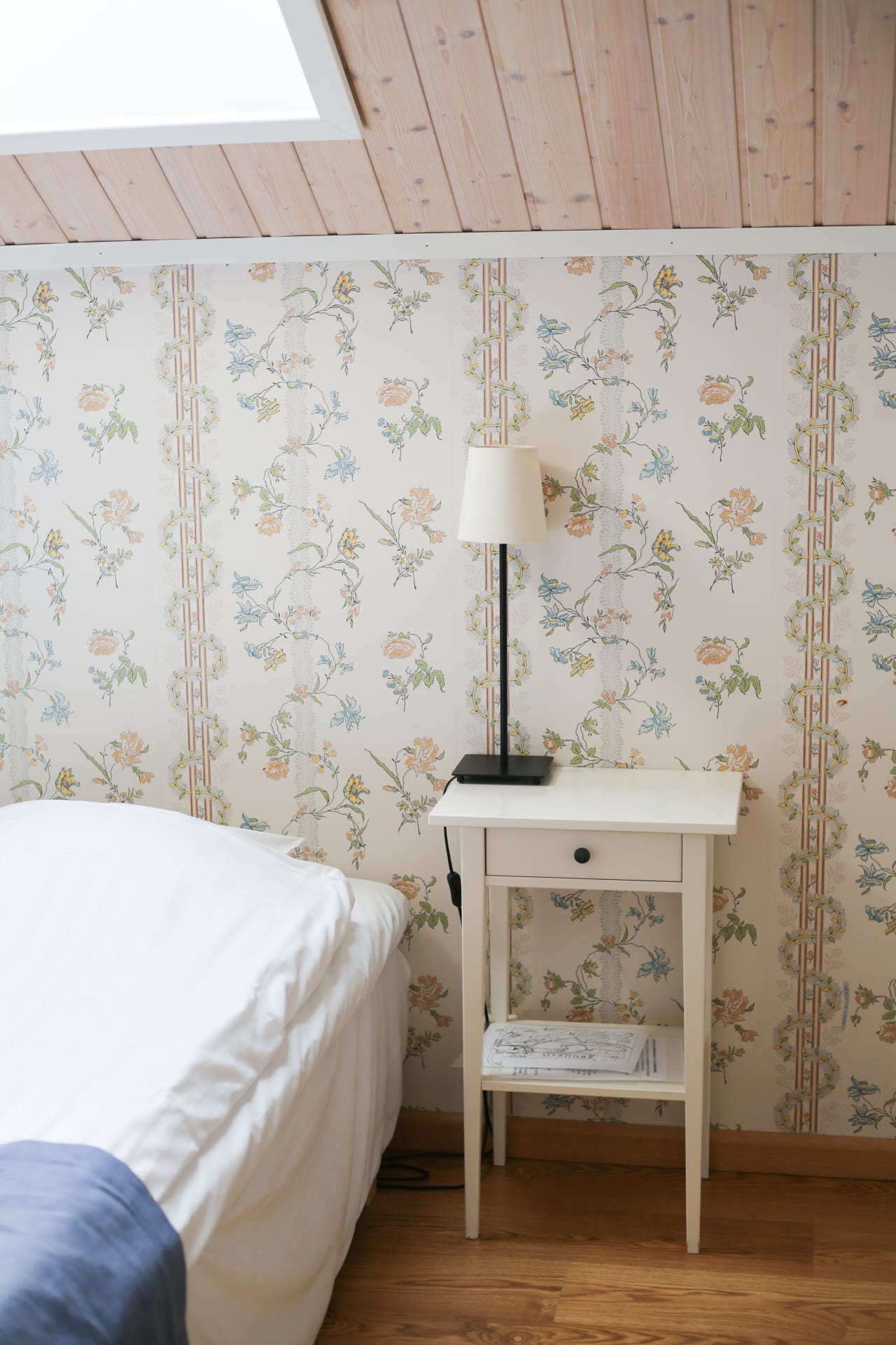 Also Smart tv, fridge, coffee/tea tray Also Smart tv, fridge, coffee/tea tray