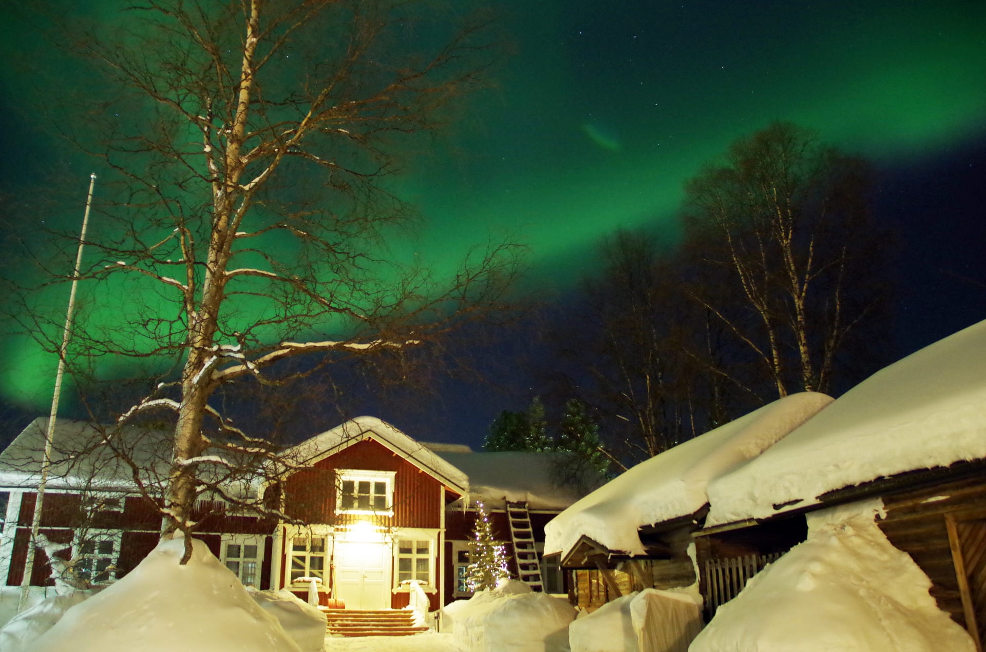 LAURI Guesthouse outside with Northern Lights