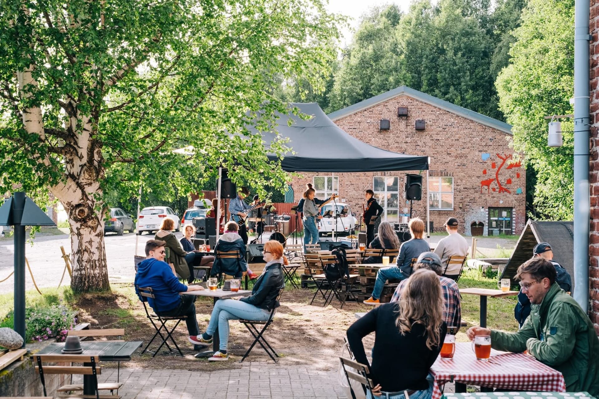 Kesätapahtumia aurinkoisella patiolla