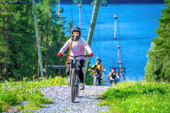 Maastopyöräilijöitä polulla