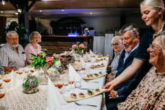 Sapasten tarjoilua. Serving sapas.