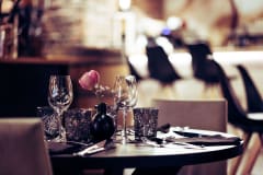 Holvi a´la Carte table setting with a pink flower in a vase.