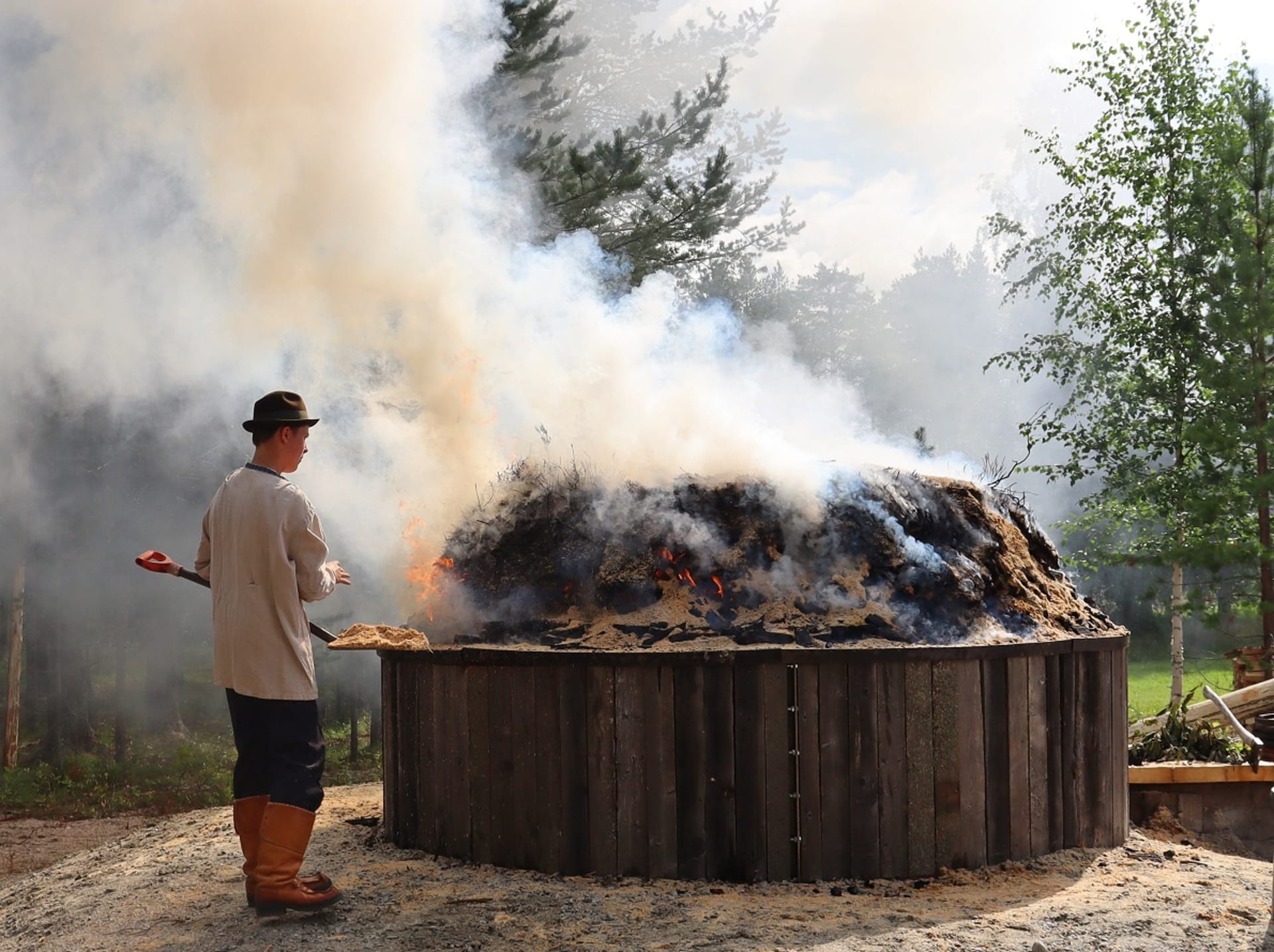 Tar pit burning in Lentiira