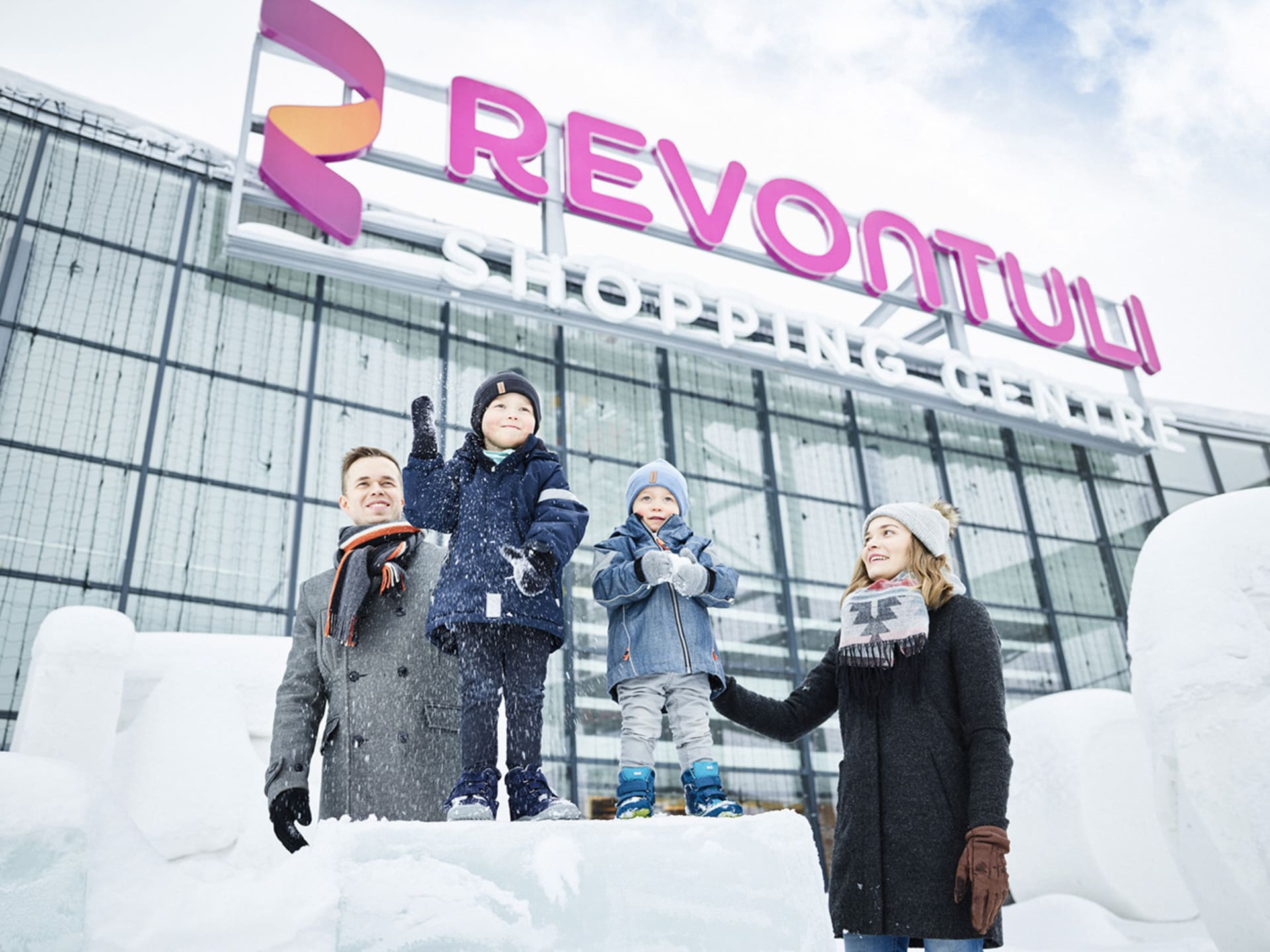 We warmly welcome kids and families to enjoy, play and explore.